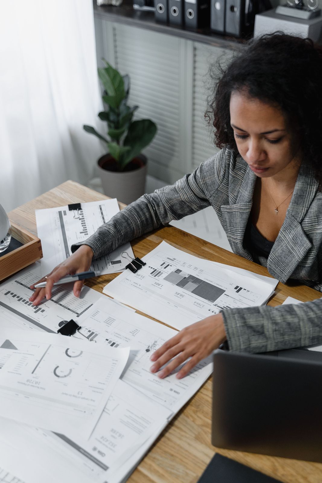 Empresária com papéis a mesa no trabalho.